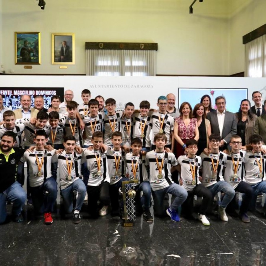 El Ayuntamiento de Zaragoza recibe al Balonmano Dominicos, campeón de España infantil