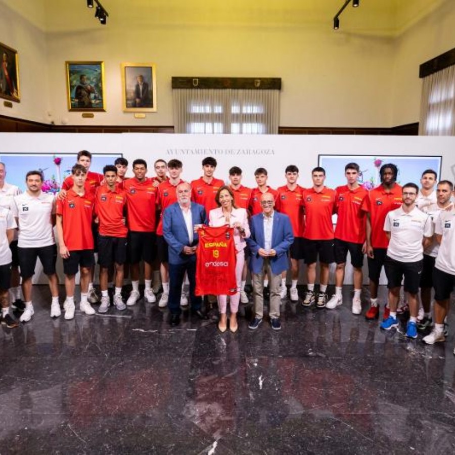 El Ayuntamiento de Zaragoza recibe a la selección española de baloncesto U16 antes del torneo internacional que jugará en la ciudad