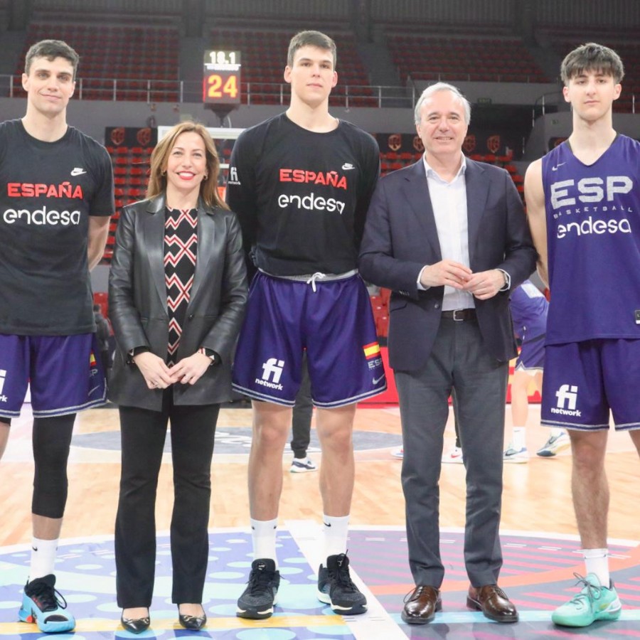 Natalia Chueca desea suerte a la selección española de baloncesto en la víspera del partido frente a Letonia en el Príncipe Felipe