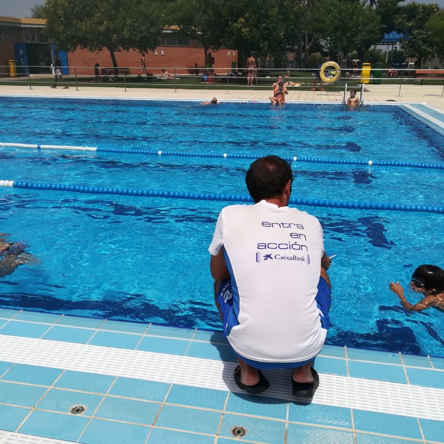 El Ayuntamiento de Zaragoza prepara los cursillos de natación para el verano en 18 piscinas municipales