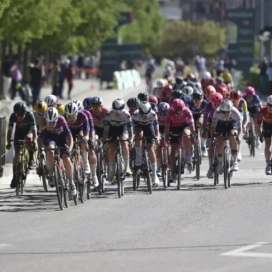 Vibrante etapa de la Vuelta femenina entre Barbastro y Huesca: cuatro caídas y un sorprendente sprint Vibrante etapa de la Vuelta femenina entre Barbastro y Huesca: cuatro caídas y un sorprendente sprint