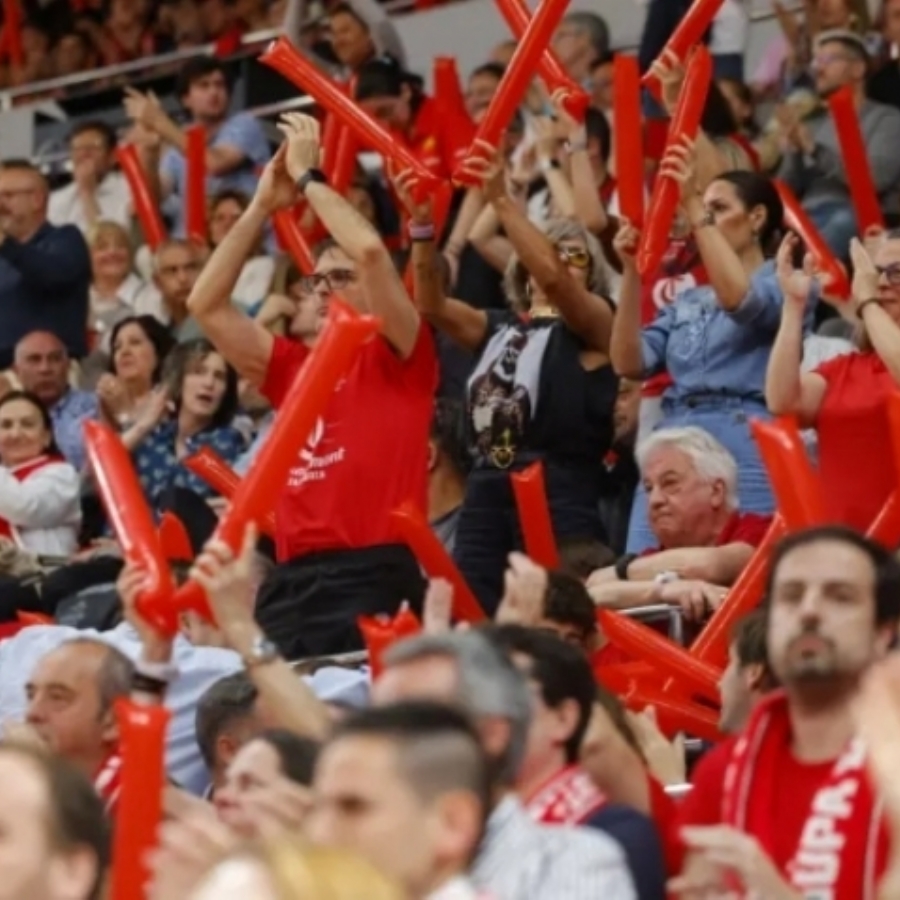 Juan Roig, sorprendido con la afición del Casademont Zaragoza: “Esto es más importante que los títulos” Juan Roig, sorprendido con la afición del Casademont Zaragoza: “Esto es más importante que los títulos”