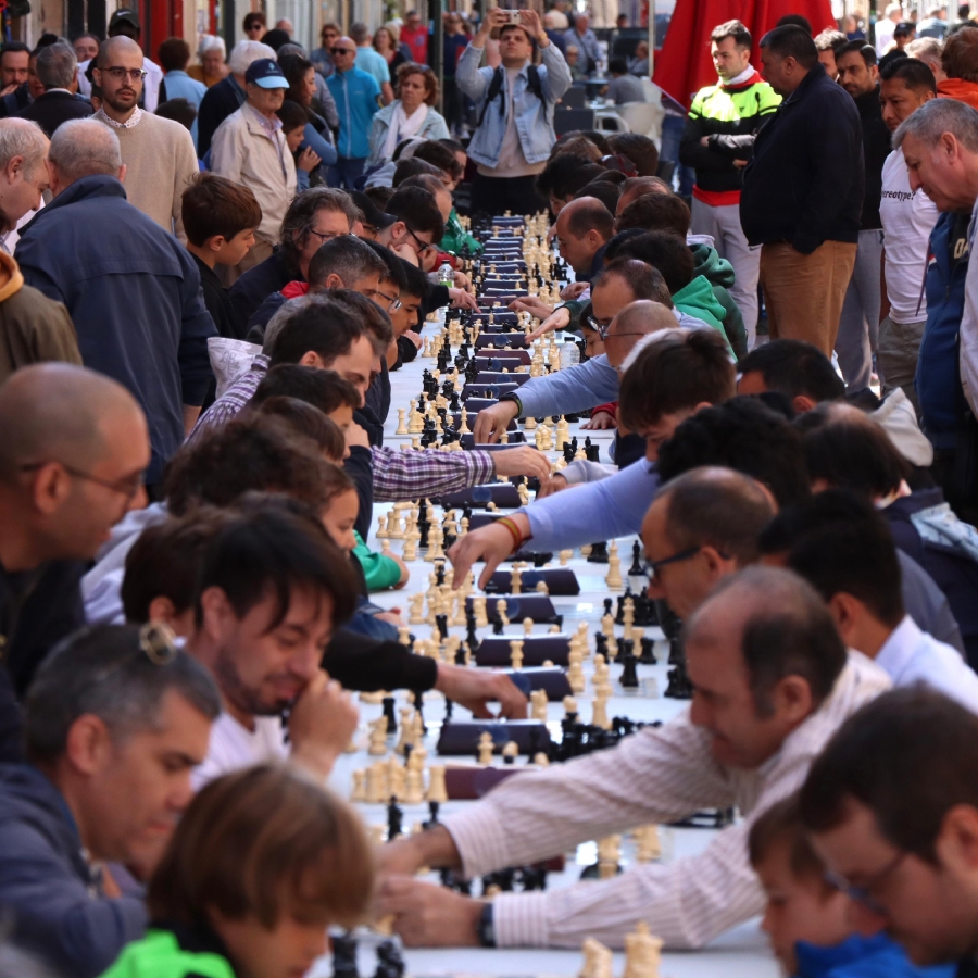 La calle Delicias celebra su primer torneo de ajedrez al aire libre con un centenar de participantes La calle Delicias celebra su primer torneo de ajedrez al aire libre con un centenar de participantes