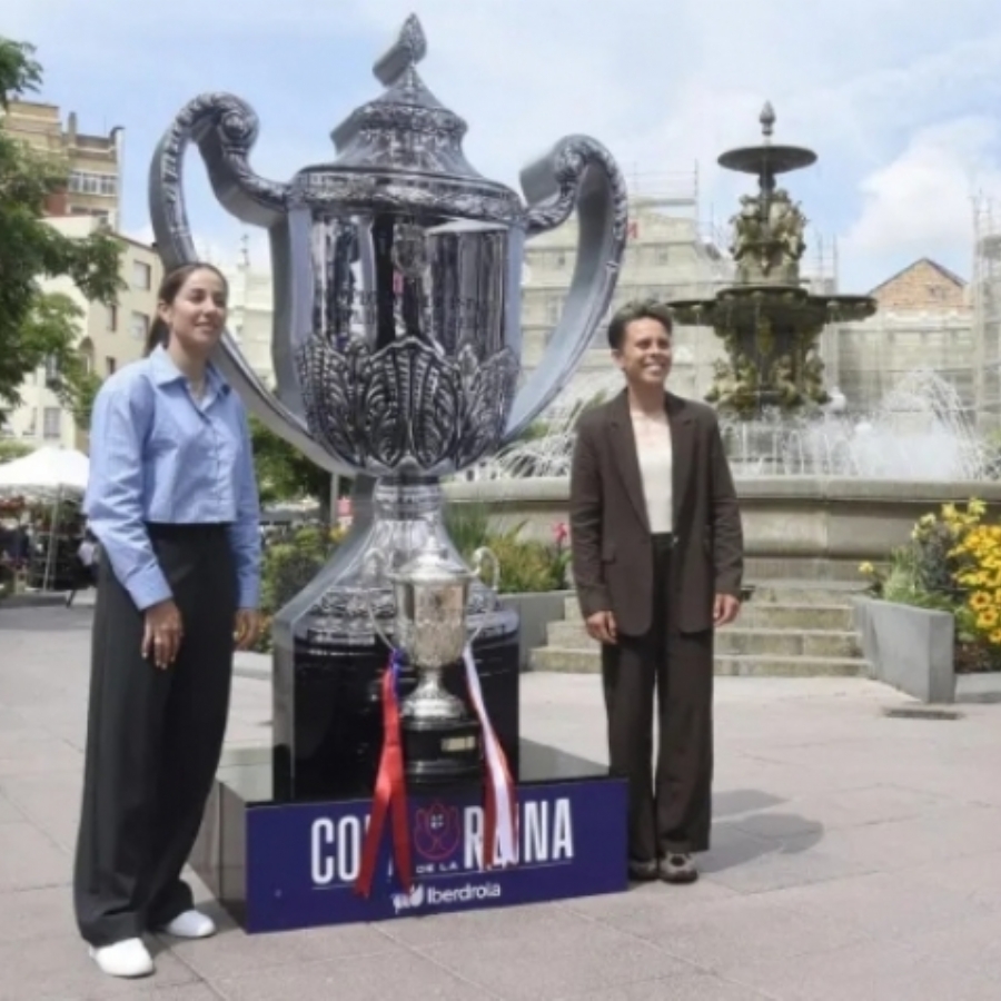 La Copa de la Reina ya brilla en el centro de Huesca La Copa de la Reina ya brilla en el centro de Huesca