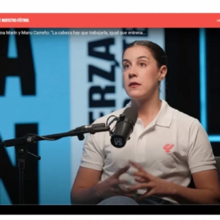 Carolina Marín: “En el gimnasio trabajamos piernas y brazos; pero esto de aquí, la cabeza, es lo que conecta todo. ¿Cómo no va a haber que entrenarla?” Carolina Marín: “En el gimnasio trabajamos piernas y brazos; pero esto de aquí, la cabeza, es lo que conecta todo. ¿Cómo no va a haber que entrenarla?”