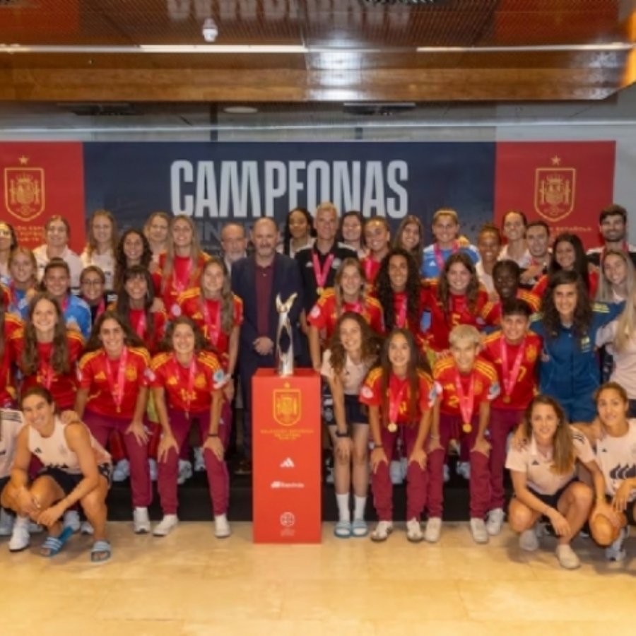 La Rojita celebra su histórico título con Louzán: “Nos estamos acostumbrando...” La Rojita celebra su histórico título con Louzán: “Nos estamos acostumbrando...”