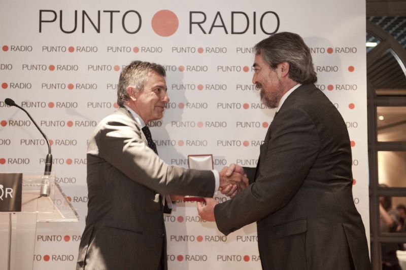 El Alcalde de Zaragoza, Juan Alberto Belloch, entrega la medalla Antonio Samaranch Salisachs, hijo de Samaranch y miembro del COI