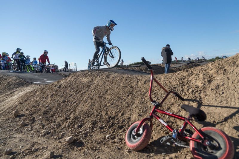 Parque Goya estrena su nuevo pump-track, un circuito de saltos para bicicletas adaptado a todos los niveles. Foto: Dani Marcos