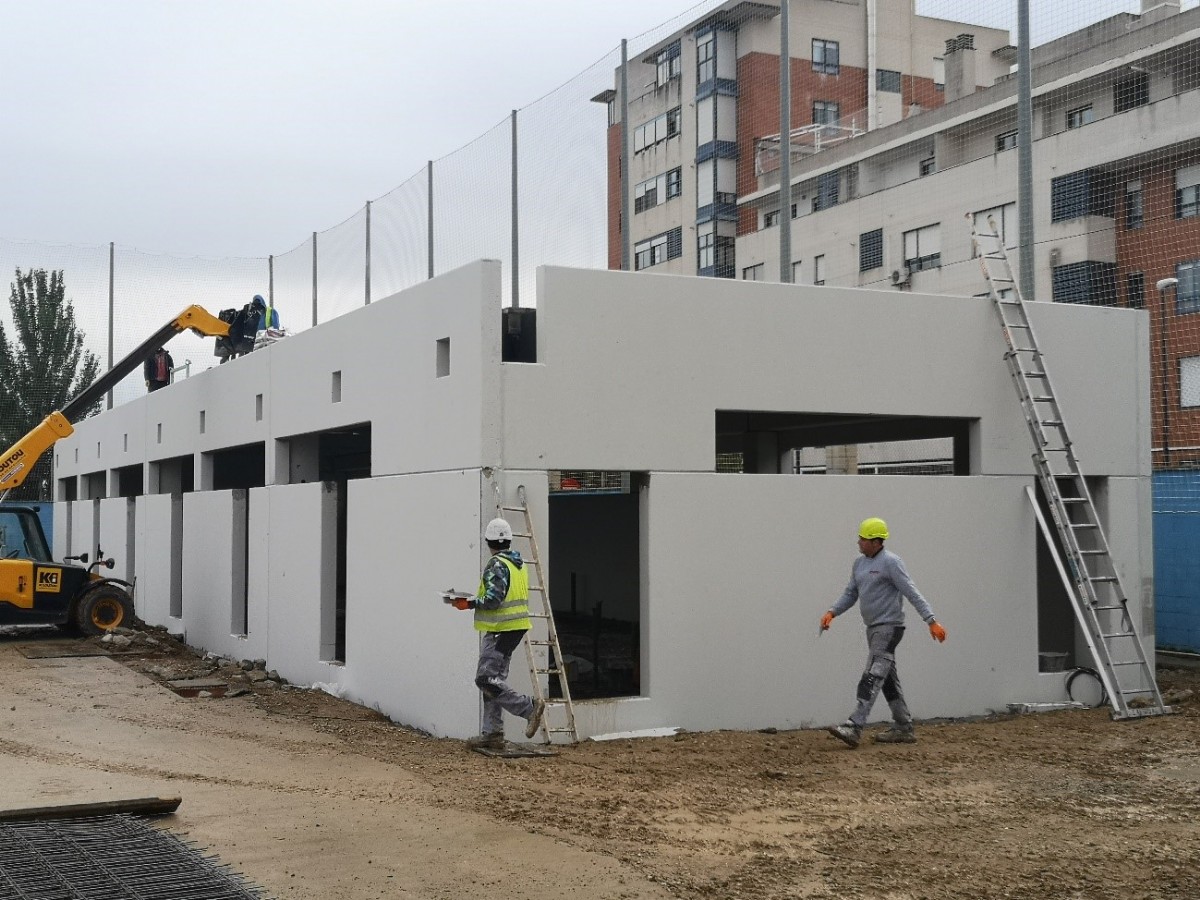 Estado de las obras de construcción de nuevos vestuarios para el Campo Municipal de Fútbol «César Laínez» a fecha 27 de abril de 2020.