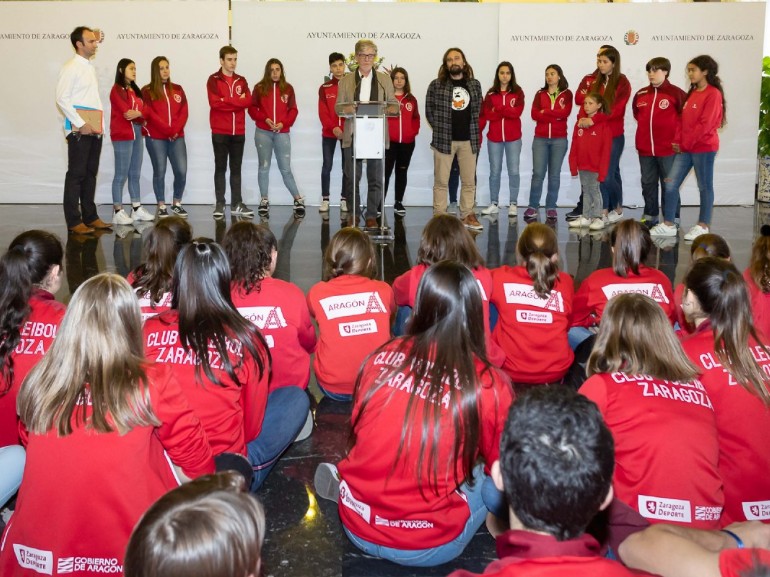 El Ayuntamiento felicita al Club Voleibol Zaragoza por su 30 aniversario y los crecientes logros de su cantera