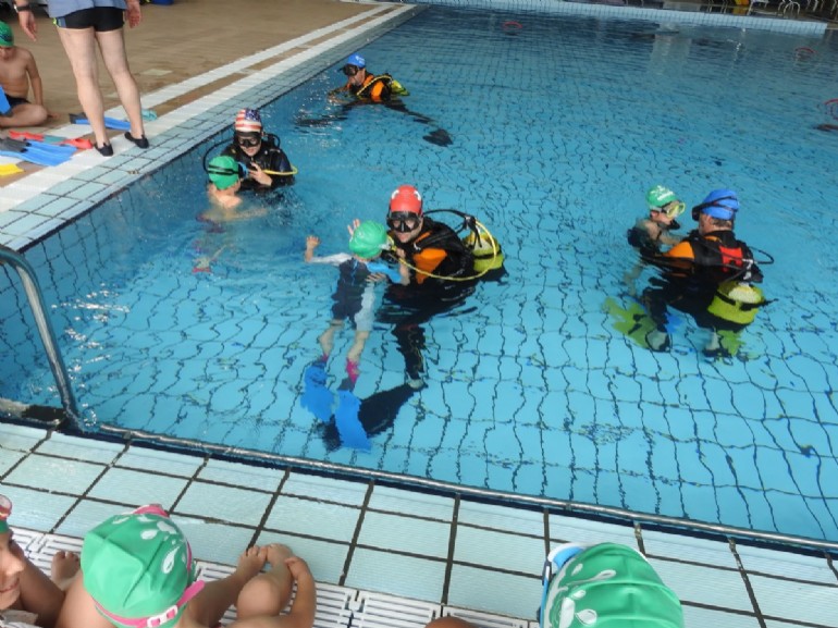 Éxito de la fiesta acuática para niños y niñas de los cursillos municipales