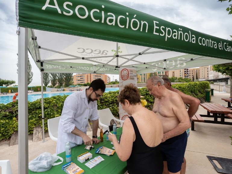 Las piscinas municipales se implican en la prevención del cáncer de piel con la campaña «Sol sin riesgo»
