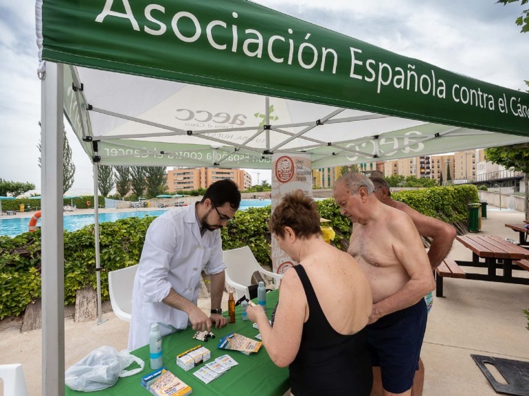 Las piscinas municipales se implican en la prevención del cáncer de piel con la campaña «Sol sin riesgo»
