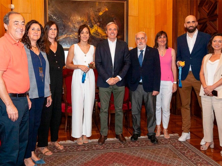 El Ayuntamiento felicita a Cristina Ouviña, campeona de Europa de baloncesto