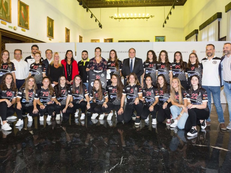 El Ayuntamiento de Zaragoza recibe al Balonmano Dominicos de división de plata femenina