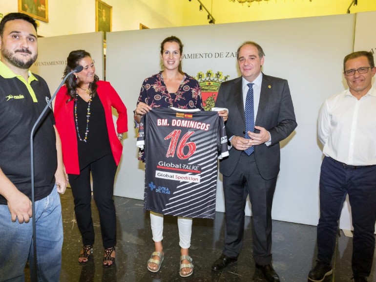 El Ayuntamiento de Zaragoza recibe al Balonmano Dominicos de división de plata femenina