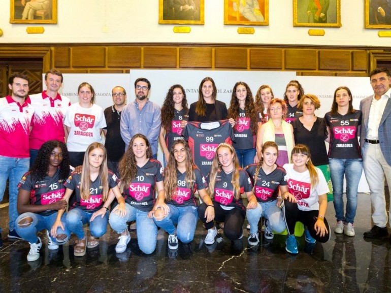 El Ayuntamiento muestra su apoyo al Schär Zaragoza en su segunda temporada en la división de plata de balonmano femenino