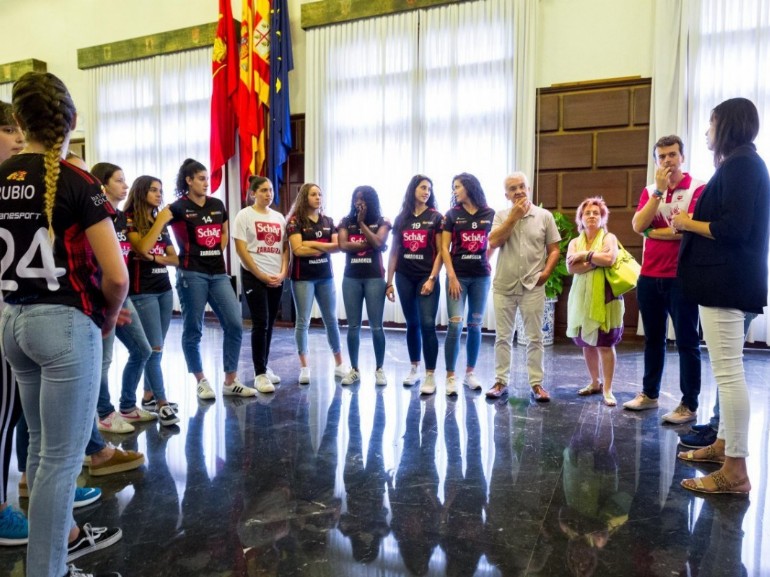 El Ayuntamiento muestra su apoyo al Schär Zaragoza en su segunda temporada en la división de plata de balonmano femenino