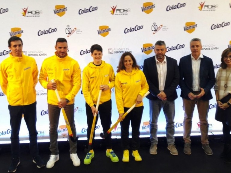 El joven zaragozano Moisés Cantín recibe una beca que contribuirá a impulsar la práctica del hockey en el CDM Delicias