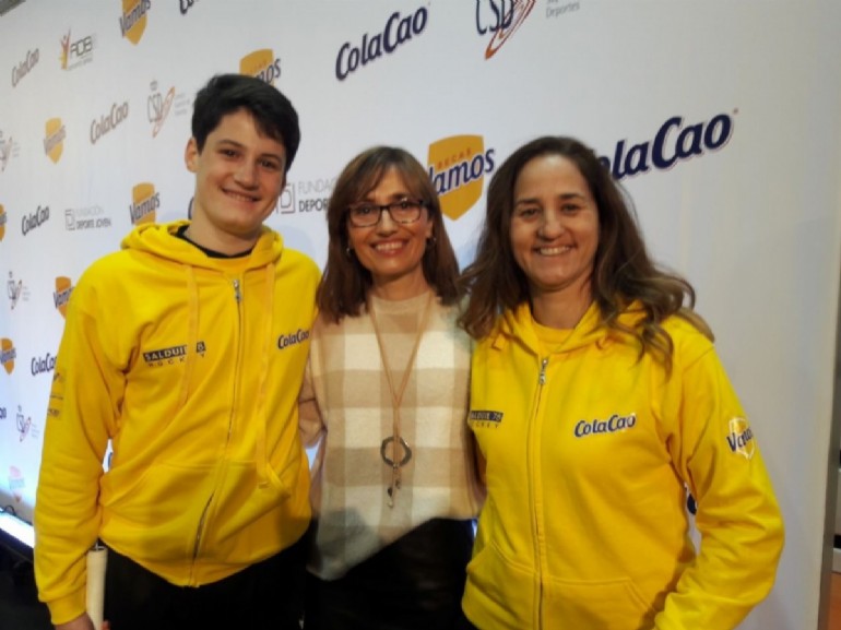 El joven zaragozano Moisés Cantín recibe una beca que contribuirá a impulsar la práctica del hockey en el CDM Delicias