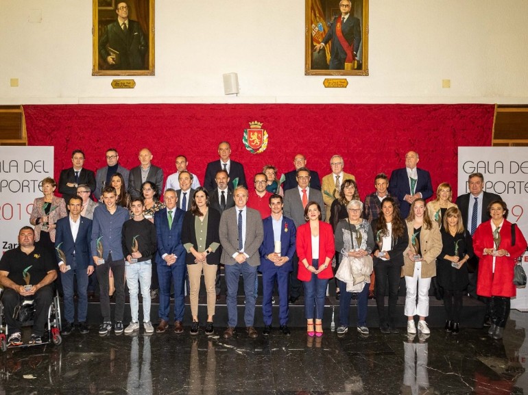 El Ayuntamiento entrega a Javier Fernández la Medalla al Mérito Deportivo Ciudad de Zaragoza