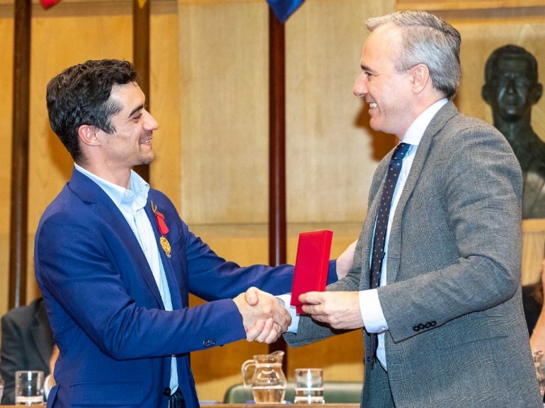 El Ayuntamiento entrega a Javier Fernández la Medalla al Mérito Deportivo Ciudad de Zaragoza