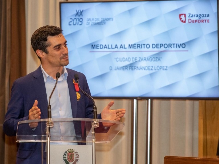 El Ayuntamiento entrega a Javier Fernández la Medalla al Mérito Deportivo Ciudad de Zaragoza