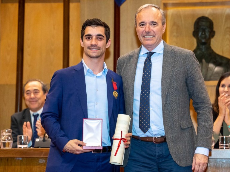 El Ayuntamiento entrega a Javier Fernández la Medalla al Mérito Deportivo Ciudad de Zaragoza