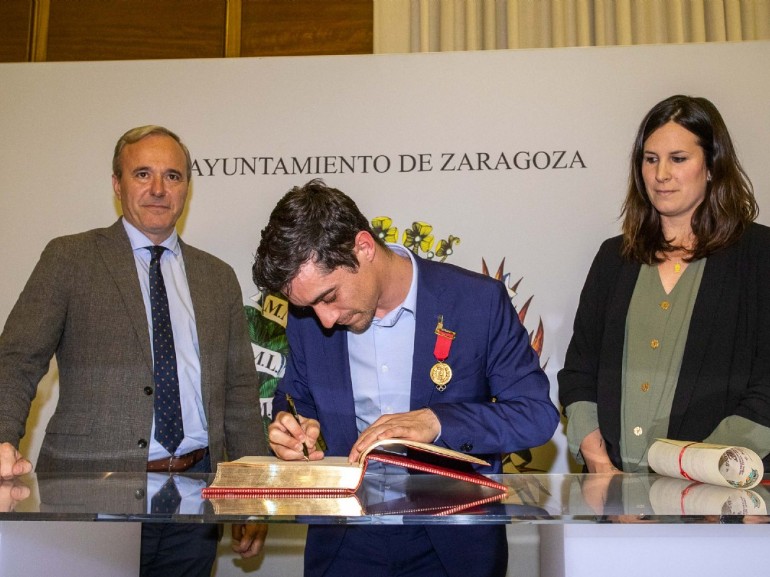 El Ayuntamiento entrega a Javier Fernández la Medalla al Mérito Deportivo Ciudad de Zaragoza