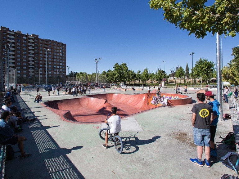 El skate park de Vía Hispanidad ya luce su nuevo nombre «Ignacio Echeverría»