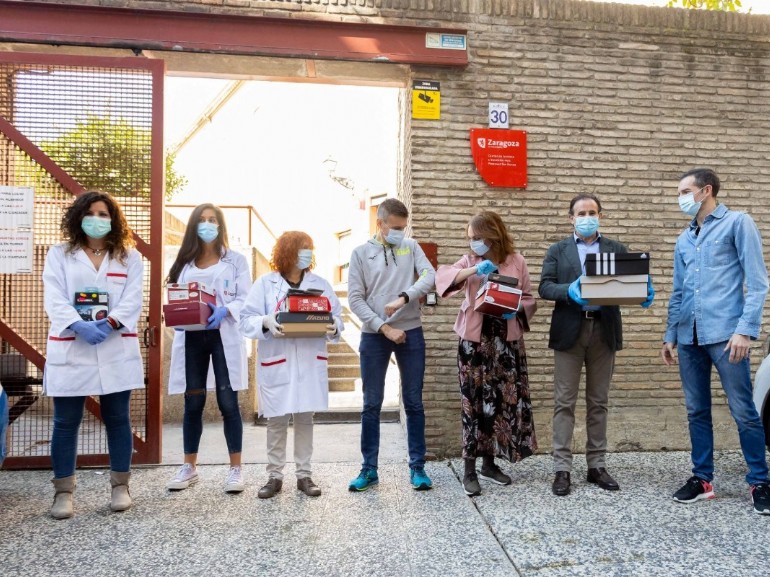 El Albergue municipal recibe una generosa donación de ropa y calzado de Deportes Zenit y Running Zaragoza