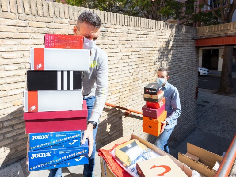 El Albergue municipal recibe una generosa donación de ropa y calzado de Deportes Zenit y Running Zaragoza