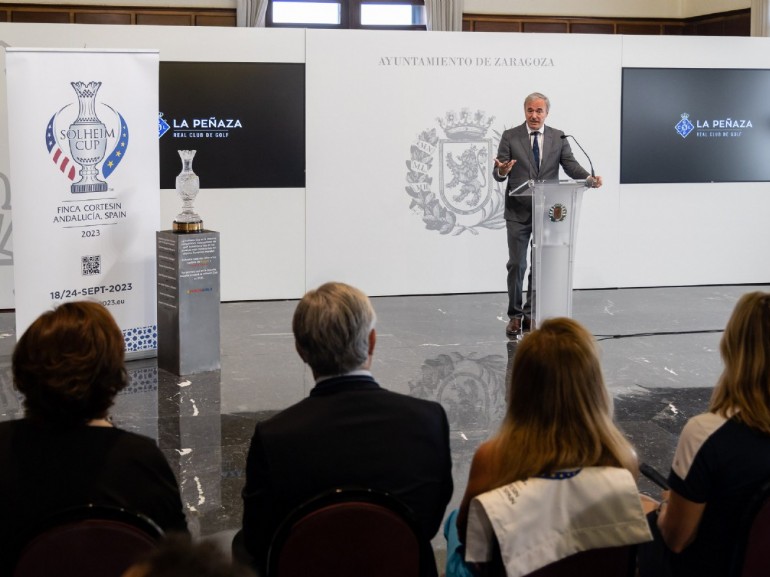 Zaragoza exhibe el trofeo de la Solheim Cup de golf