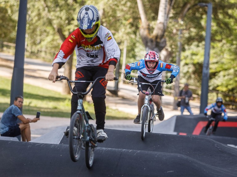 El Parque Grande José Antonio Labordeta estrena el circuito pump track para bicicletas y una nueva zona de juegos infantiles