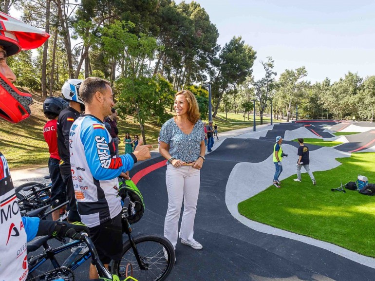 El Parque Grande José Antonio Labordeta estrena el circuito pump track para bicicletas y una nueva zona de juegos infantiles