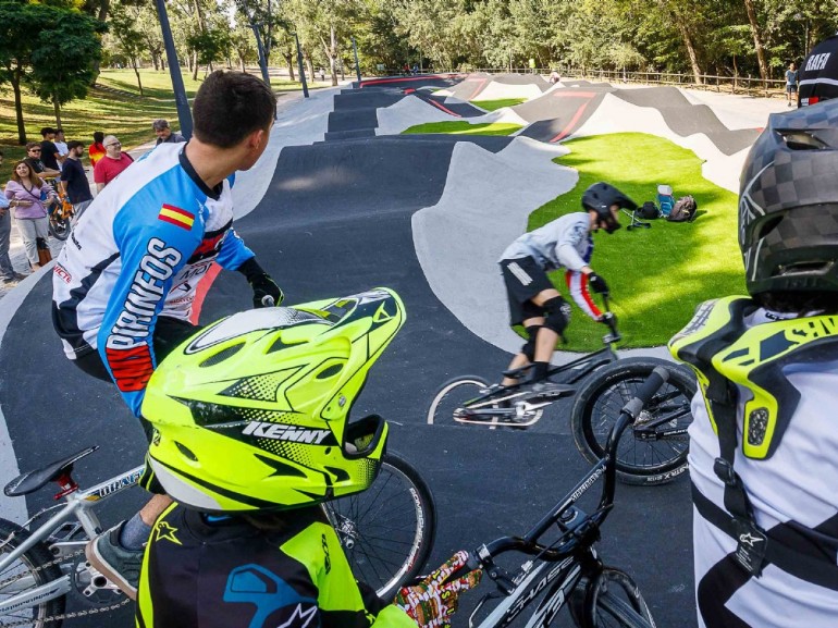 El Parque Grande José Antonio Labordeta estrena el circuito pump track para bicicletas y una nueva zona de juegos infantiles
