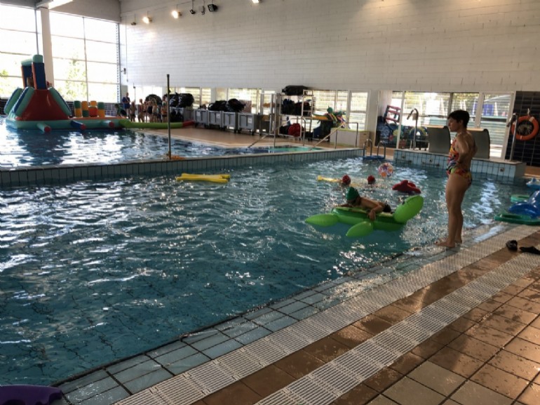 Éxito de la Fiesta Acuática para niños y niñas de los Cursillos Municipales