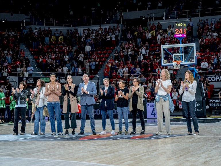 El Pabellón Príncipe Felipe retira la camiseta de Pilar Valero