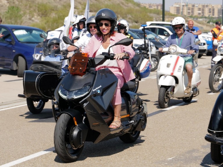 Más de mil motos de 24 países se concentran en la Plaza del Pilar tras tres días de actividades por Zaragoza y Aragón