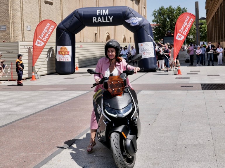 Más de mil motos de 24 países se concentran en la Plaza del Pilar tras tres días de actividades por Zaragoza y Aragón