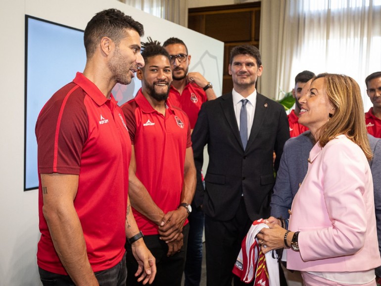 El Ayuntamiento desea suerte al Casademont en su triple proyecto de baloncesto masculino, femenino y balonmano