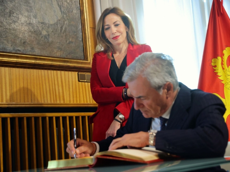 La alcaldesa Natalia Chueca entrega a Carlos Sainz la Medalla al Mérito Deportivo Ciudad de Zaragoza