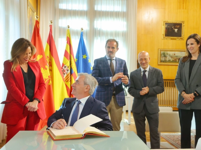 La alcaldesa Natalia Chueca entrega a Carlos Sainz la Medalla al Mérito Deportivo Ciudad de Zaragoza