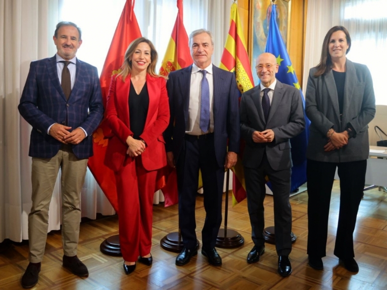 La alcaldesa Natalia Chueca entrega a Carlos Sainz la Medalla al Mérito Deportivo Ciudad de Zaragoza