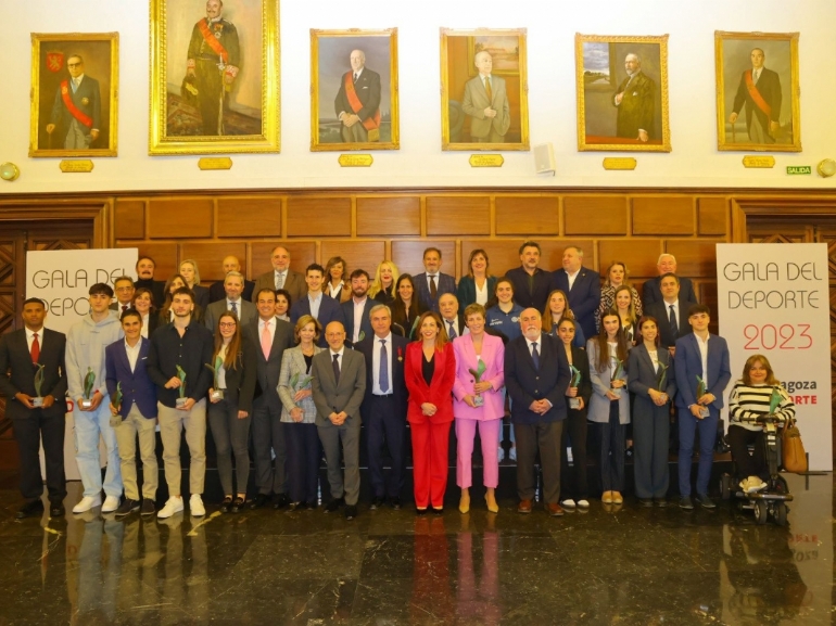 La alcaldesa Natalia Chueca entrega a Carlos Sainz la Medalla al Mérito Deportivo Ciudad de Zaragoza