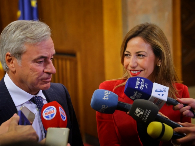 La alcaldesa Natalia Chueca entrega a Carlos Sainz la Medalla al Mérito Deportivo Ciudad de Zaragoza