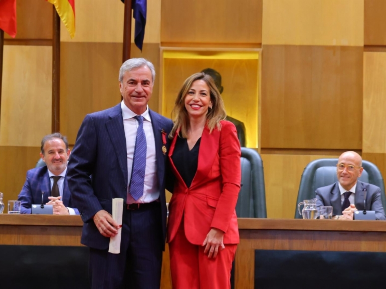 La alcaldesa Natalia Chueca entrega a Carlos Sainz la Medalla al Mérito Deportivo Ciudad de Zaragoza