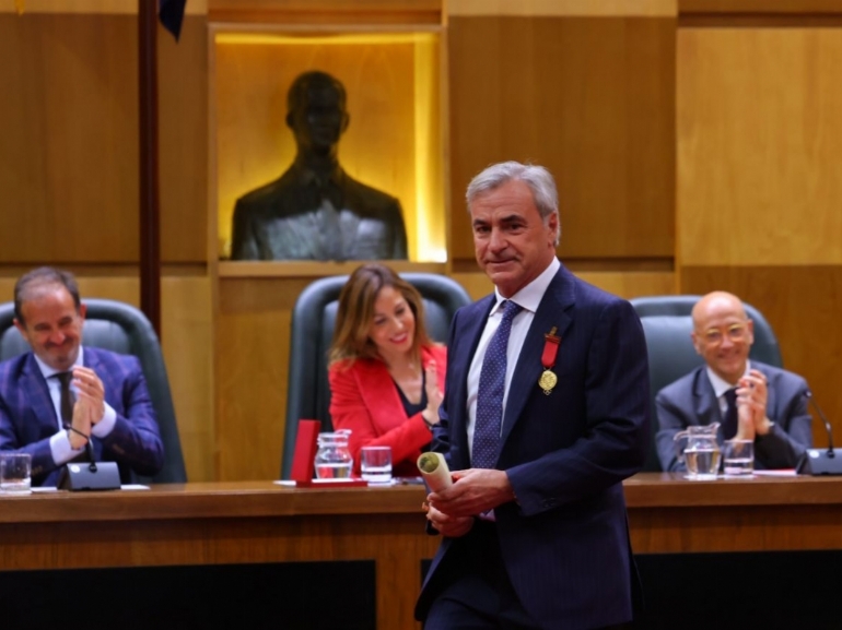 La alcaldesa Natalia Chueca entrega a Carlos Sainz la Medalla al Mérito Deportivo Ciudad de Zaragoza