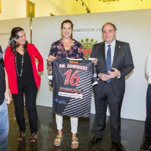 El Ayuntamiento de Zaragoza recibe al Balonmano Dominicos de división de plata femenina