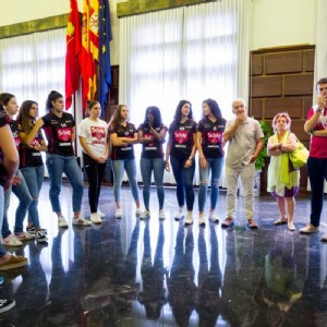 El Ayuntamiento muestra su apoyo al Schär Zaragoza en su segunda temporada en la división de plata de balonmano femenino